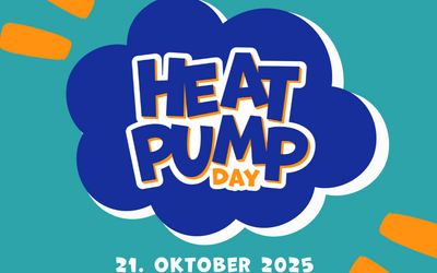 Textalternative: Ein farbenfrohes Design mit der Aufschrift „HEAT PUMP DAY“ in großen Buchstaben auf einem Wolken-ähnlichen Hintergrund. Das Datum „21. OKTOBER 2025“ steht darunter.