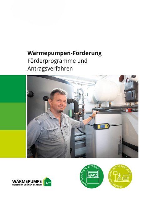 Eine Person steht neben einer Wärmepumpe in einem Technikraum. Der Hintergrund zeigt Rohre und Komponenten der Heizungsanlage. Der Titel des Dokuments lautet „Wärmepumpen-Förderung 2024 – Förderprogramme und Antragsverfahren“. Farben sind überwiegend grün, weiß und grau.