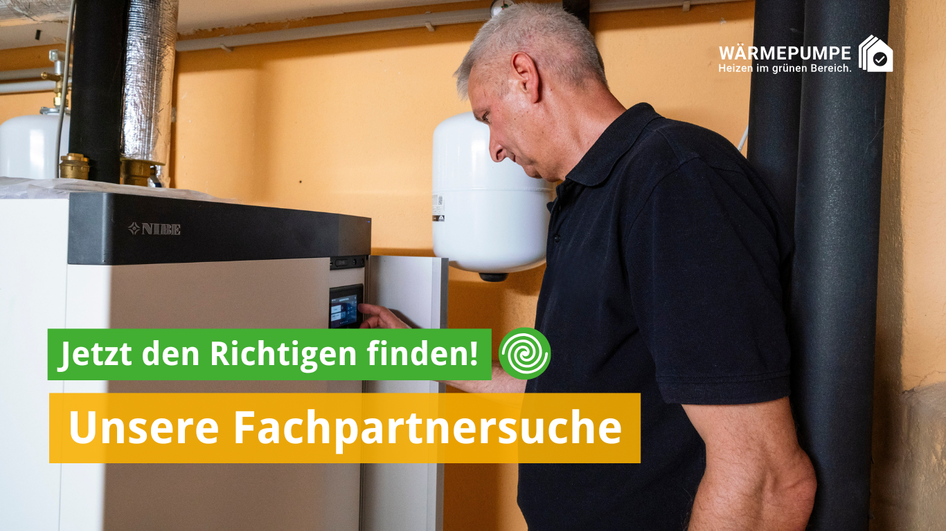 Ein Mann steht vor einer Wärmepumpe und bedient das Steuerpanel. Der Text "Jetzt den Richtigen finden! Unsere Fachpartnersuche" hebt die Suche nach Fachpartnern hervor. Das Bild vermittelt das Thema Heizsysteme und nachhaltige Energien.