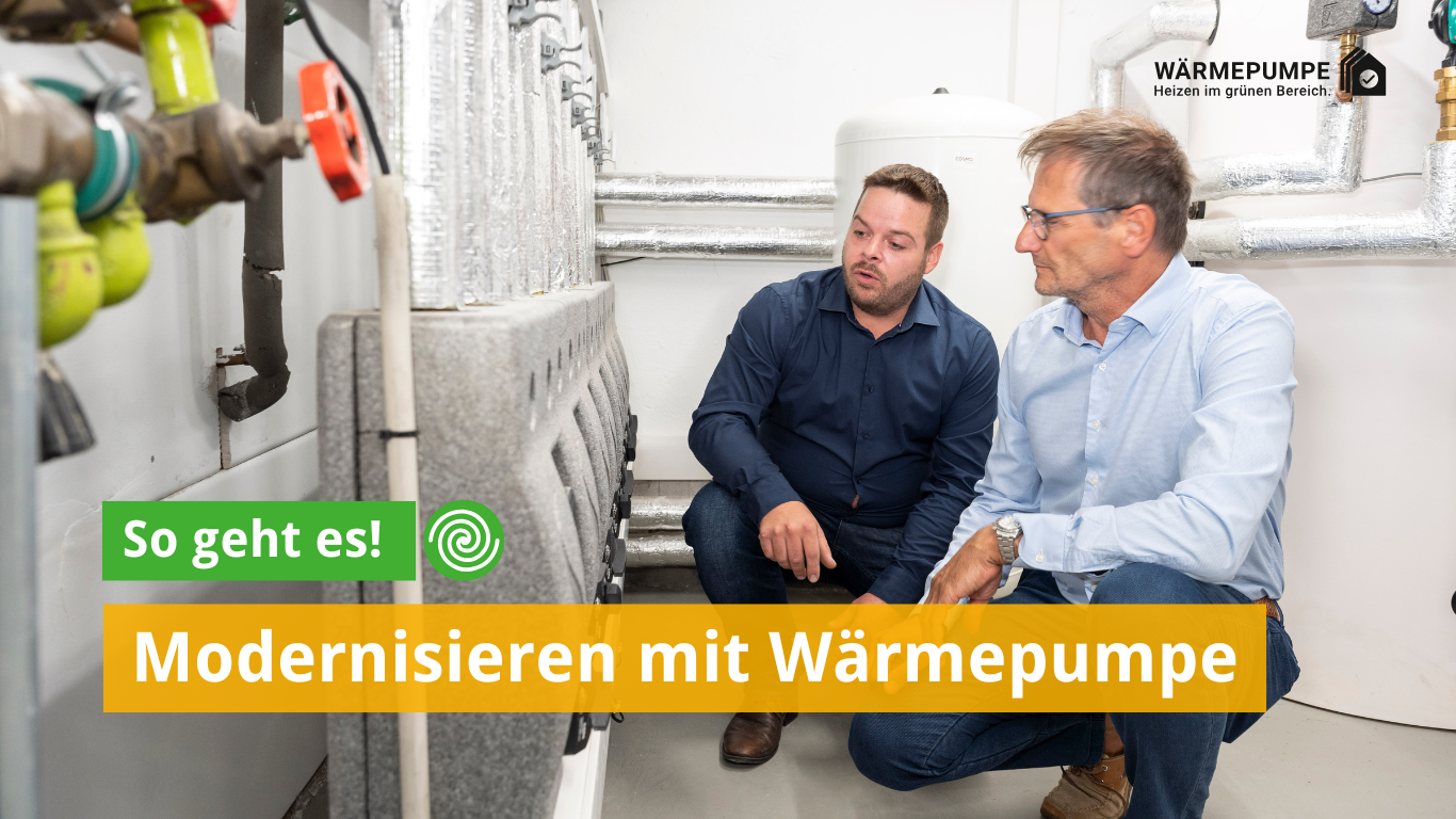 Zwei Männer in einem modernen Heizungsraum betrachten eine Wärmepumpe. Der Text thematisiert die Modernisierung mit Wärmepumpen. Die Umgebung ist funktional und sauber, mit sichtbaren Rohren und einem weißen Heizgerät im Hintergrund.