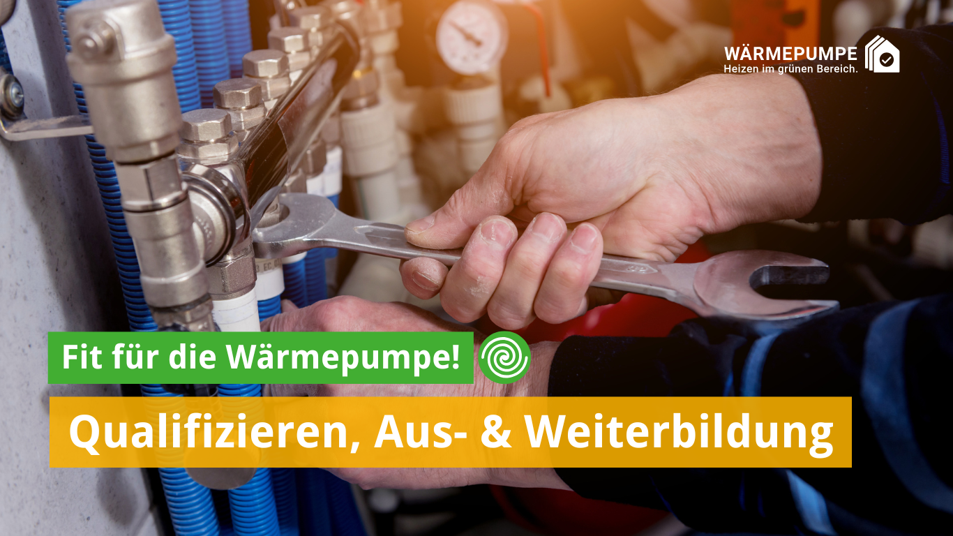 Ein Handwerker hält einen Schraubenschlüssel und arbeitet an einer Wärmepumpe. Der Text in der oberen Ecke fordert auf, sich für die Wärmepumpe zu qualifizieren, mit dem Fokus auf Ausbildung und Weiterbildung.