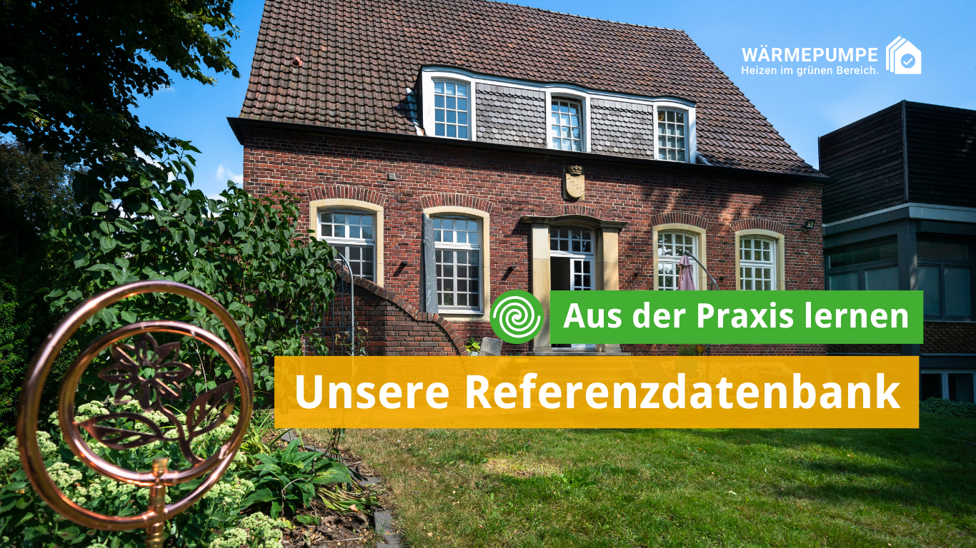 Das Bild zeigt ein Fachwerkhaus mit einem gepflegten Garten. Im Vordergrund befindet sich ein dekoratives Element. Über dem Bild steht der Slogan „Aus der Praxis lernen“ und der Titel „Unsere Referenzdatenbank“, der auf Informationen zu Wärmepumpen hinweist.