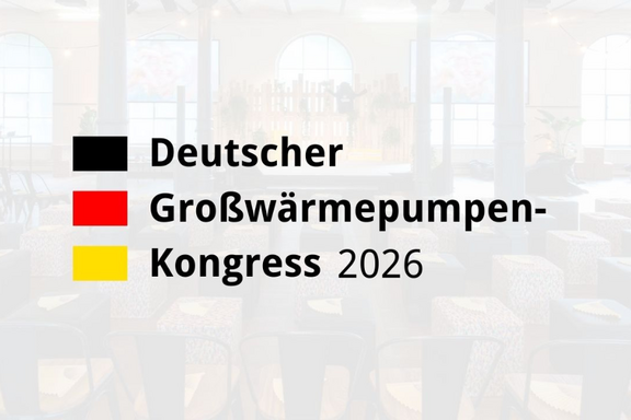 Schwarzer Text: "Deutscher Großwärmepumpen-Kongress 2026". Der Hintergrund zeigt einen Veranstaltungsraum mit Sitzgelegenheiten. Die Farben des Textes sind Schwarz, Rot und Gelb.