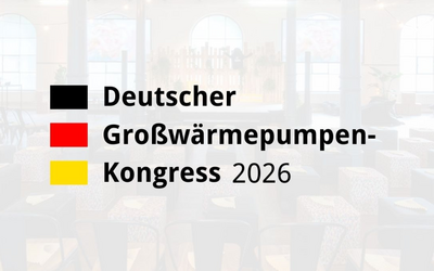 Schwarzer Text: "Deutscher Großwärmepumpen-Kongress 2026". Der Hintergrund zeigt einen Veranstaltungsraum mit Sitzgelegenheiten. Die Farben des Textes sind Schwarz, Rot und Gelb.
