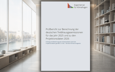 Ein Dokument mit dem Titel "Prüfbericht zur Berechnung der deutschen Treibhausgasemissionen für das Jahr 2025 und zu den Projektdaten 2026" ist im Vordergrund. Das Logo des "Expertentrat für Klimafragen" ist oben rechts sichtbar. Hintergrund: Ein Raum mit einem Fenster und Regalen.