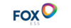 Das Bild zeigt das Logo von FOX ESS. Es besteht aus dem Schriftzug „FOX“ in dunkler Schrift und „ESS“ in kleinerer Schrift darunter. Neben dem Text befindet sich ein farbiger, ovaler Umriss, der verschiedene Farben enthält.