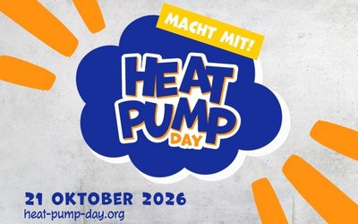Logo für den Heat Pump Day am 21. Oktober 2026. Blaue Sprechblase mit dem Text "HEAT PUMP DAY" in auffälligen Buchstaben, umgeben von orangefarbenen Strahlen. Hinweis: "Macht mit!" und Webseite "heat-pump-day.org".