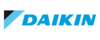 Das Bild zeigt das Logo von Daikin, einer Marke, die für Klimaanlagen und Heizungsanlagen bekannt ist. Das Logo besteht aus dem Schriftzug "DAIKIN" in blauer Schrift, begleitet von einem stilisierten Symbol in Blau und Schwarz.
