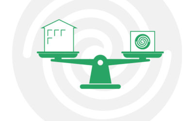 Eine Waage in der Mitte zeigt auf der linken Seite ein stilisiertes Haus und auf der rechten Seite einen Computerbildschirm mit einem spiralförmigen Muster. Der Hintergrund hat eine spiralförmige Linie, die eine gewisse Dynamik vermittelt.