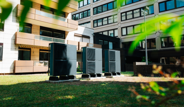 Vorschau von Frankfurter Wohngebäude heizt mit Wärmepumpenkaskade