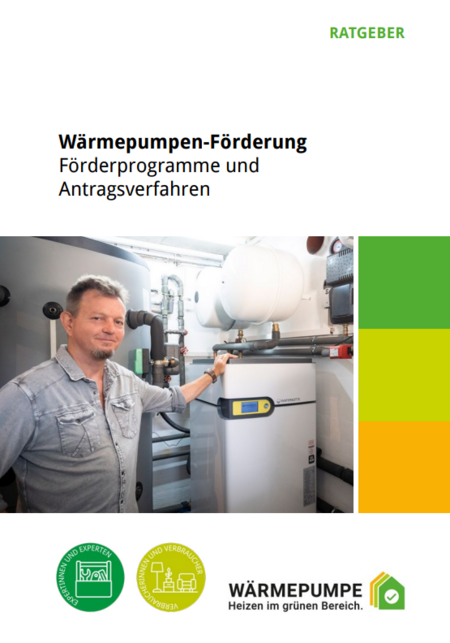 Ein Mann steht neben einer Wärmepumpe in einem technischen Umfeld. Auf dem Cover des Ratgebers steht "Wärmepumpen-Förderung" und es werden Förderprogramme sowie Antragsverfahren angesprochen. Die Farbgestaltung umfasst grüne und orange Elemente.