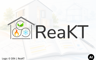 Logo von ReaKT mit den Symbolen für Wärme, Kälte und Pflanzen, eingebettet in ein Haus-Icon. Im Hintergrund sind Skizzen eines Gebäudes und ein offenes Notizbuch zu sehen.