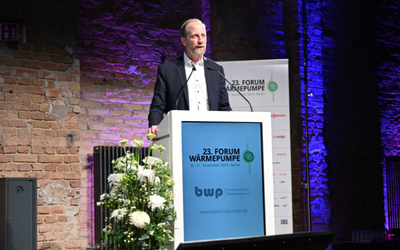 Dr. Martin Sabel, Geschäftsführer des Bundesverbandes Wärmepumpe (BWP) e.V., hält eine Rede beim 23. FORUM Wärmepumpe in Berlin.