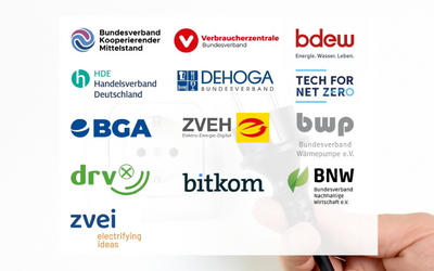 Mehrere Logos deutscher Verbände, darunter der Bundesverband Kooperierender Mittelstand, Verbraucherzentrale und bdew. Die Logos stehen in einer Anordnung auf einem hellen Hintergrund, mit einem Hand- und Stecker-Symbol im unteren Bereich.