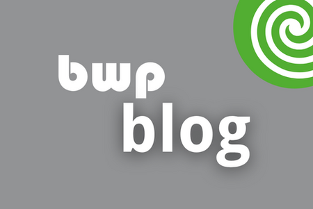 Das Bild zeigt einen grauen Hintergrund mit dem Text "bwp blog" in moderner, weißer Schrift. In der oberen rechten Ecke befindet sich ein grüner Spiral-Kreis.