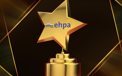 Goldener Stern mit dem Logo der EHPA (European Heating Pump Association) auf einem Podest, der für eine Auszeichnung oder Ehrung steht, vor einem dunkelglänzenden Hintergrund.
