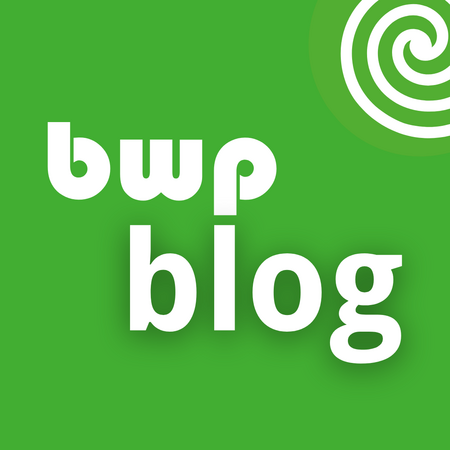 Logo eines Blogs mit grünem Hintergrund, auf dem die Buchstaben "bwp" und das Wort "blog" in unterschiedlichen Schriftarten und -größen dargestellt sind. Ein spiralförmiges Symbol oben rechts ergänzt das Design.