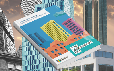 Ein offenes Buch mit dem Titel "DENA-GEBÄUDEREPORT 2026" auf einem farbenfrohen Cover, das abstrakte Gebäude darstellt. Im Hintergrund sind moderne Wolkenkratzer sichtbar. Das Bild vermittelt den Eindruck von städtischer Architektur und Gebäudeanalysen.