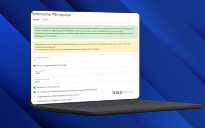 Ein Laptop zeigt einen Bildschirm mit dem Titel "Förderrechner Wärmepumpe". Der Inhalt enthält Informationen zur Berechnung von Fördermöglichkeiten für Wärmepumpen sowie Eingabefelder. Der Hintergrund ist in Blau gehalten.