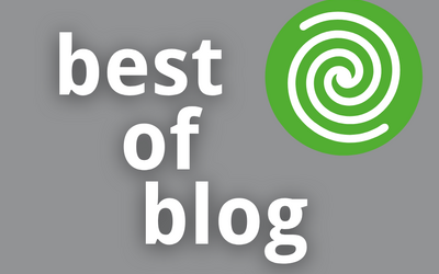 Logo mit dem Text „best of blog“ in großer, fettgedruckter Schrift auf grauem Hintergrund. Rechts oben befindet sich ein grünes, rundes Symbol mit einem weißen Spiralmuster.