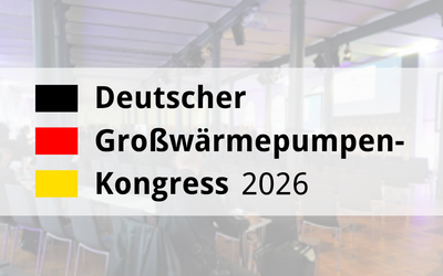 Schriftzug mit den Worten "Deutscher Großwärmepumpen-Kongress 2026" in schwarzer, roter und gelber Farbe vor einem verschwommenen Hintergrund einer Veranstaltungshalle.